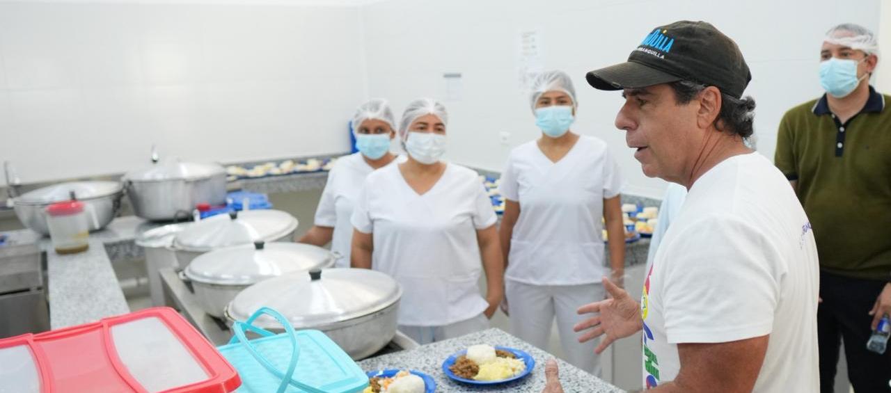 El alcalde Char en el nuevo comedor del colegio. 