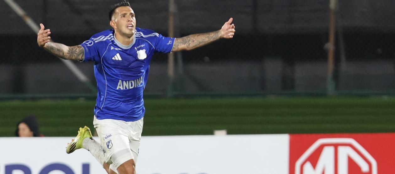 Rodrigo Contreras celebrando uno de los goles de la noche.