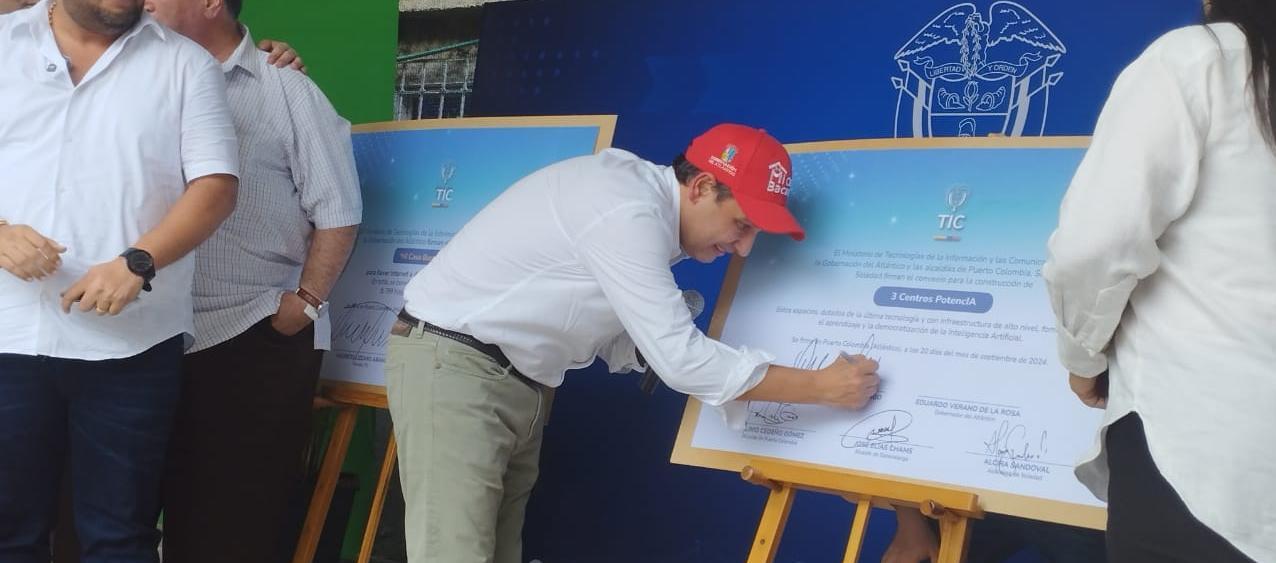 Convenio para los Centro PotencIA en Atlántico firmado por Mauricio Lizcano, quien era ministro de las TIC.