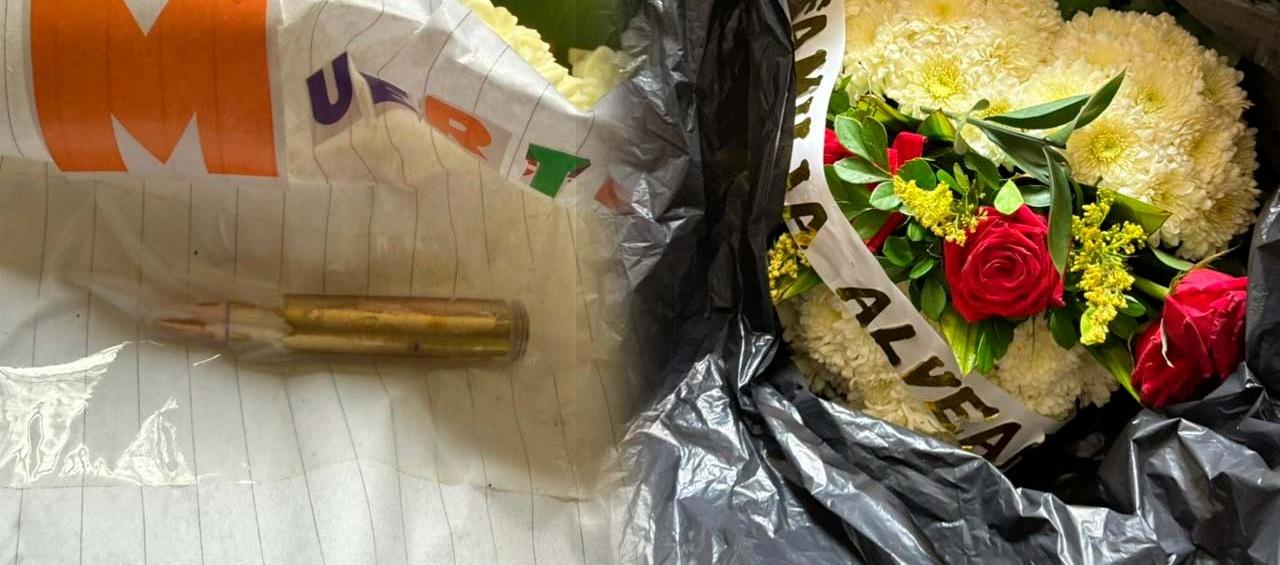 La bala y la corona que le enviaron.