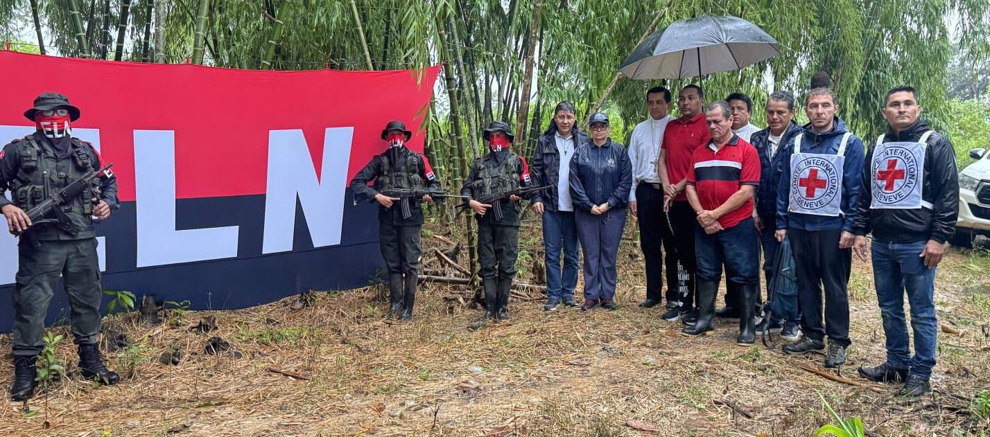 Momento en que la guerrilla entrega el coordinador de campaña a la Cruz Roja. 