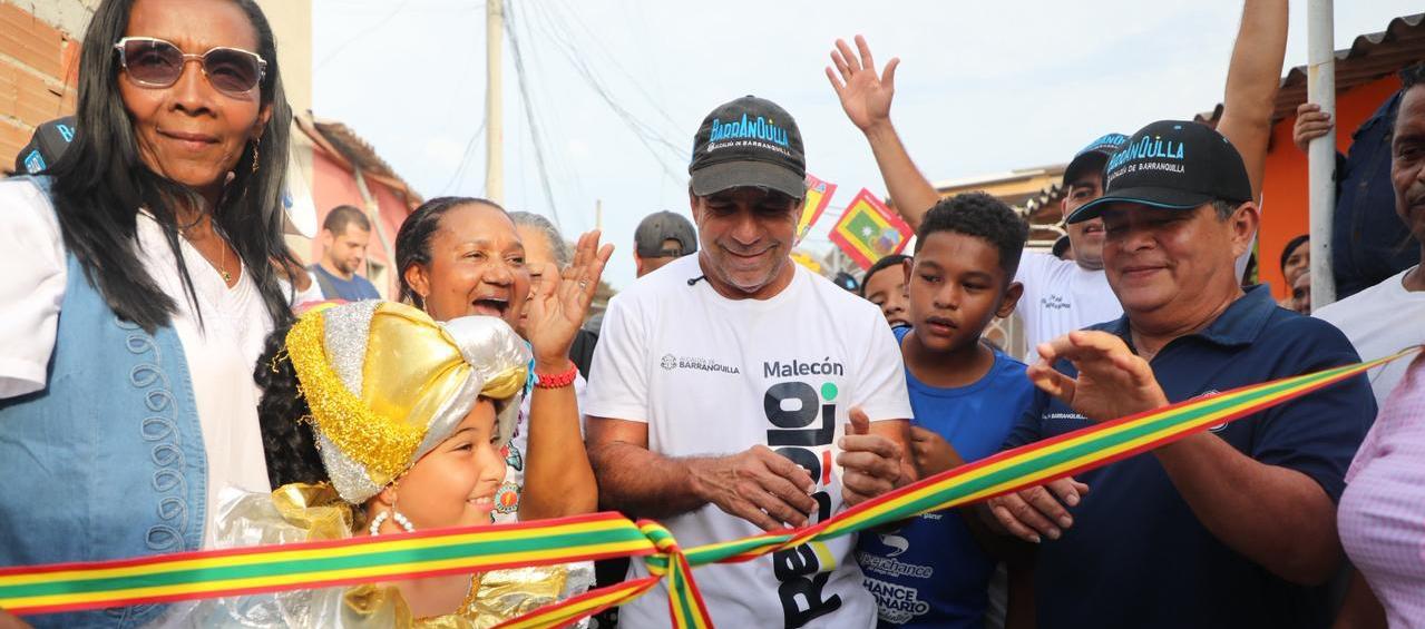 Alcalde Char durante la habilitación de nuevos tramos viales en Las Malvinas. 