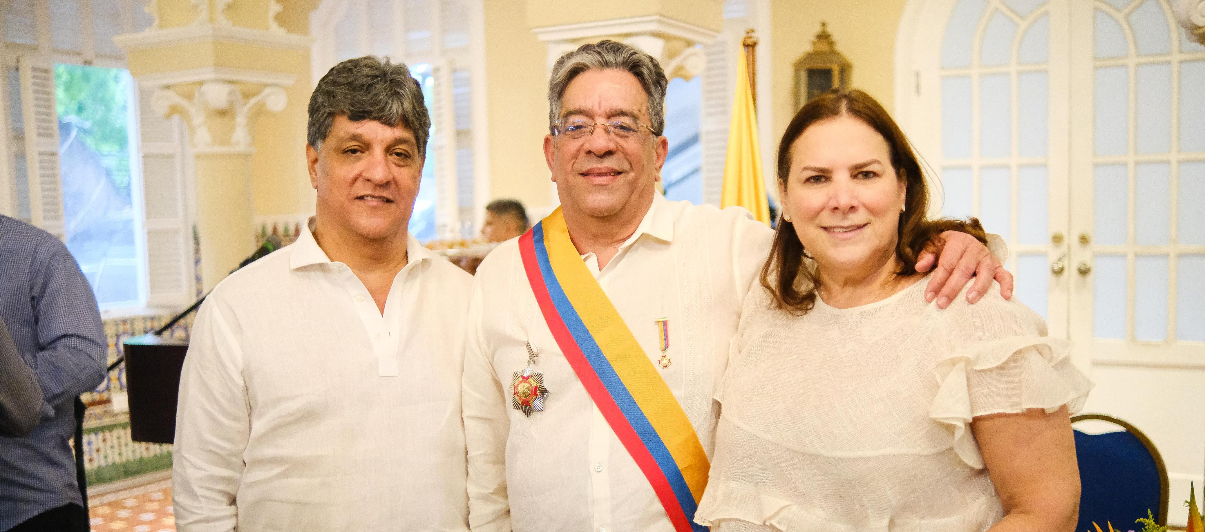 El congresista Dolcey Torres con su hermano Camilo y cuñada Martha Villalba.