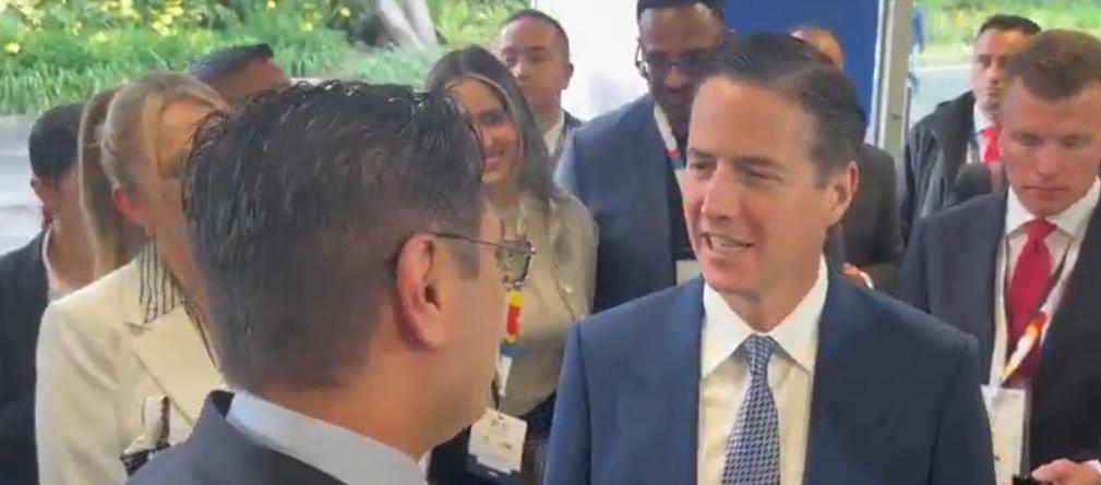 El magistrado Cristian Quiroz recibiendo al senador Bernie Moreno, observador internacional.