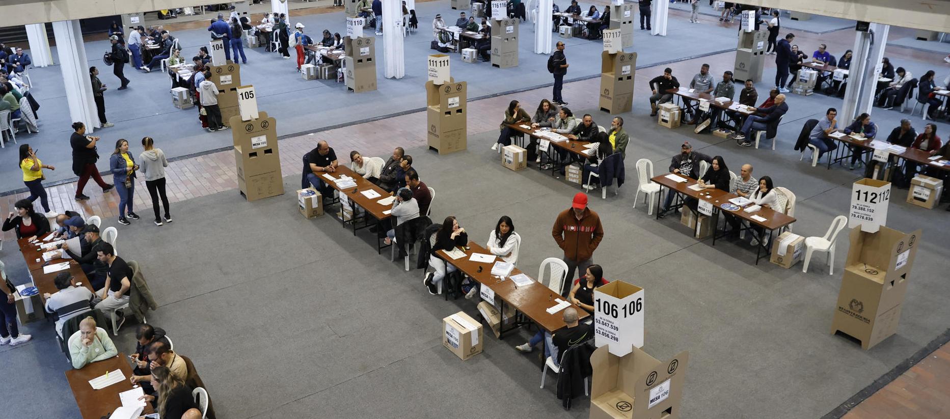 Personas votan durante la jornada electoral de este domingo en Bogotá.