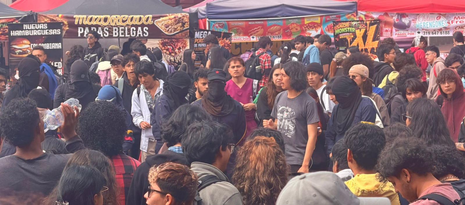 Estudiantes y profesores rodearon a los encapuchados.