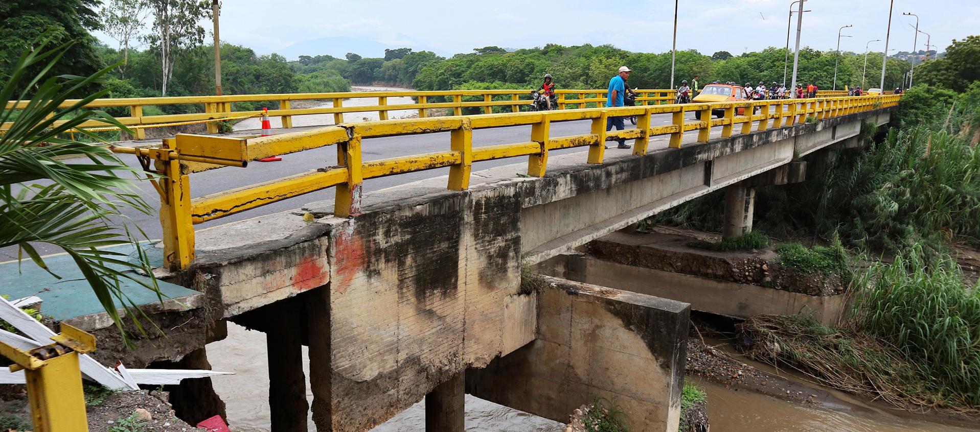 Así se encuentra el puente que presenta grave fallas estructurales. 