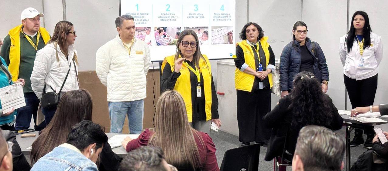 Funcionarios de la Procuraduría haciendo vigilancia.