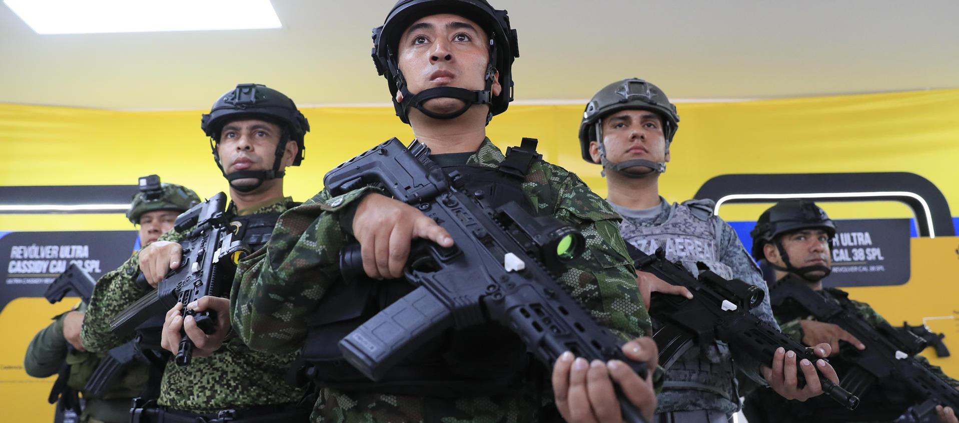 Fusiles Jaguar presentados por el Presidente Gustavo Petro. 