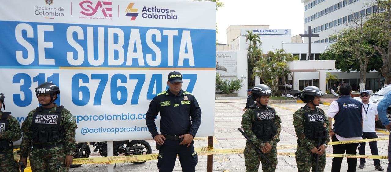 Proceso de desalojo en la sede de la iglesia Vida Abundante este jueves en el norte de Barranquilla. 