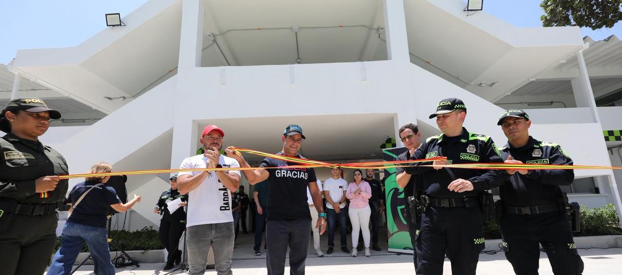 Momento de la inauguración de la renovación de la Escuela Antonio Nariño calle 17. 