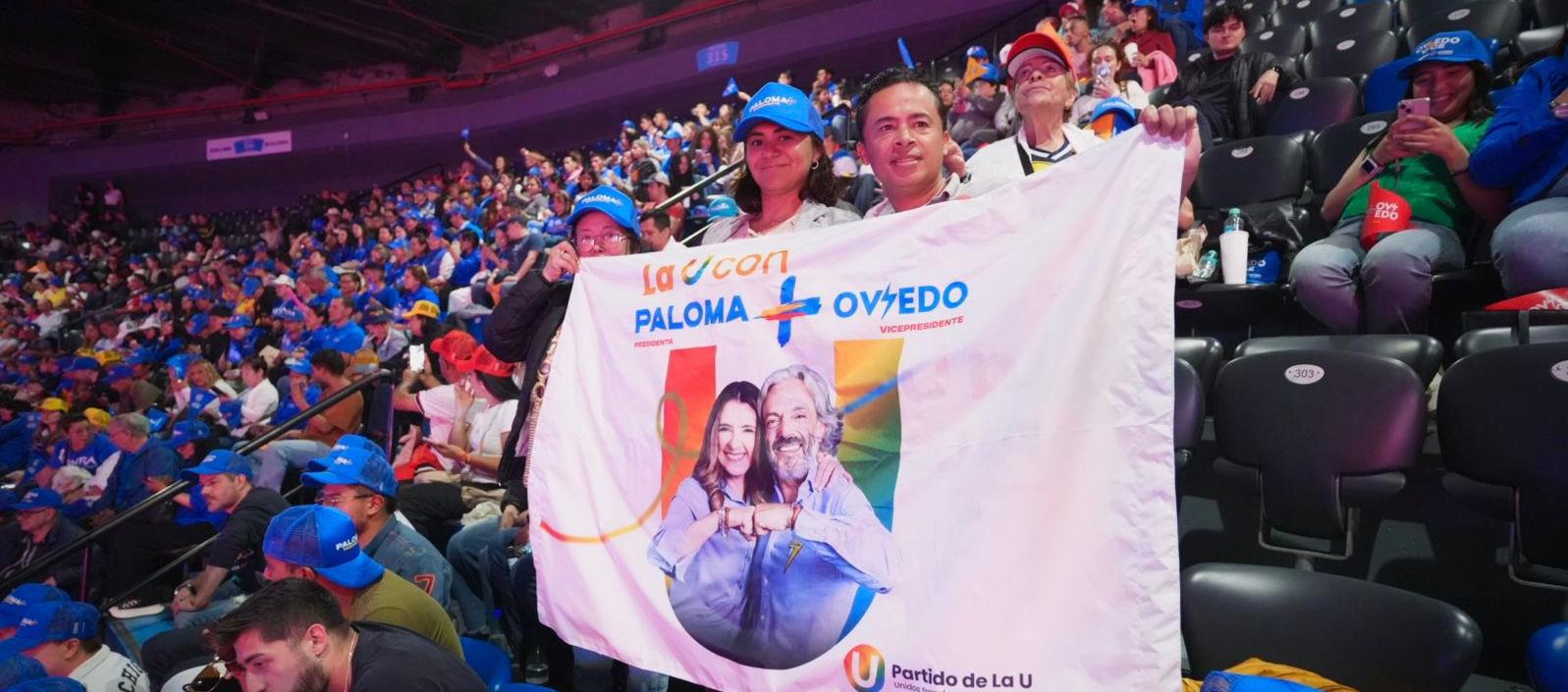 Integrantes de La U con distintivos de la campaña de Paloma Valencia.