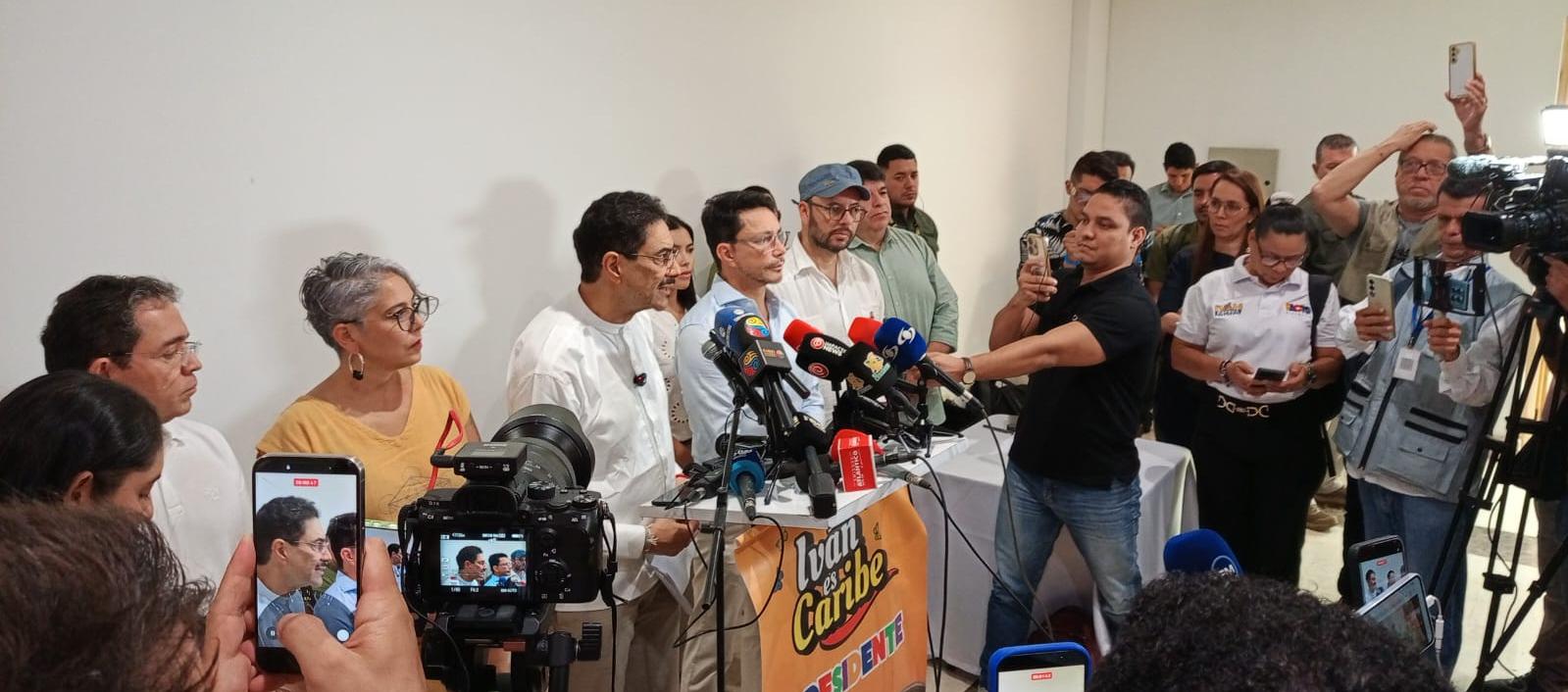 Iván Cepeda en la rueda de prensa con Carlos Caicedo en el norte de Barranquilla.