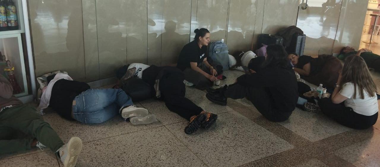 Los pasajeros del avión esperando en el aeropuerto de Caracas. 
