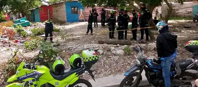 La Policía acordonó el área del hallazgo del cuerpo. 