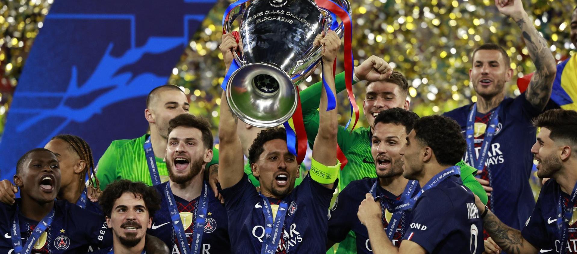 Marquinhos con el trofeo de la Liga de Campeones.