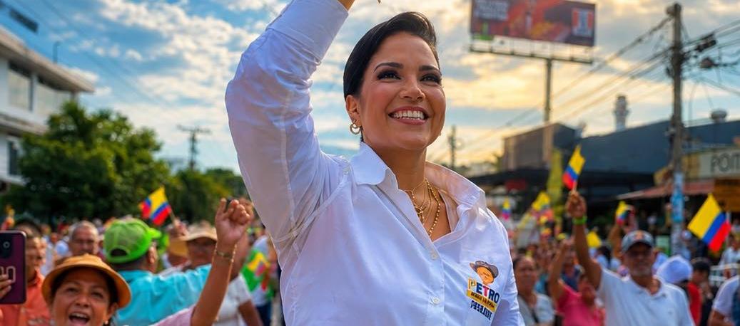 Marta Cantillo, alcaldesa de San Onofre, con una camiseta que tiene la imagen de Petro.