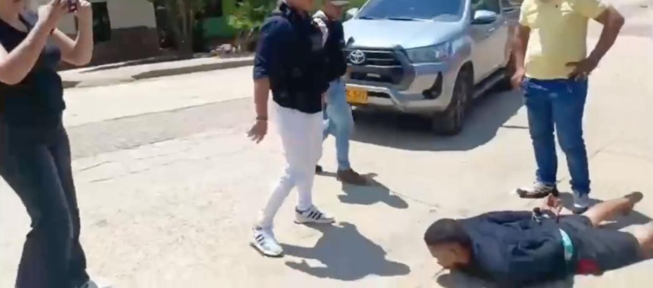 Momento en que el hombre fue capturado por el Gaula de la Policía. 