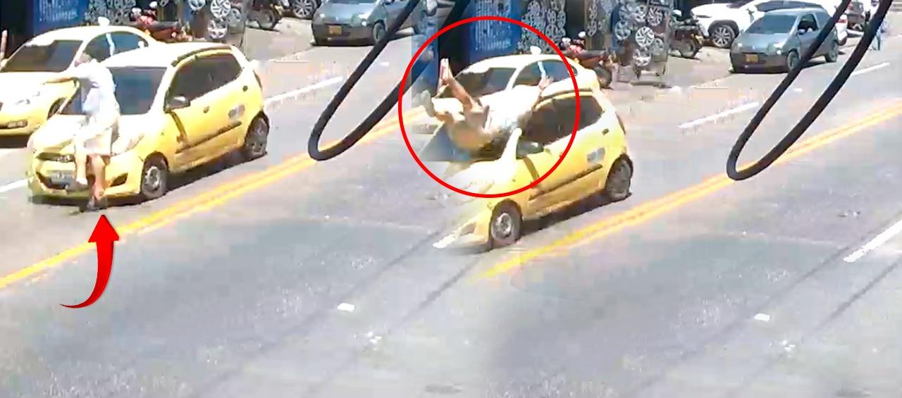 Momento en que el taxi embistió al hombre de la tercera edad. 
