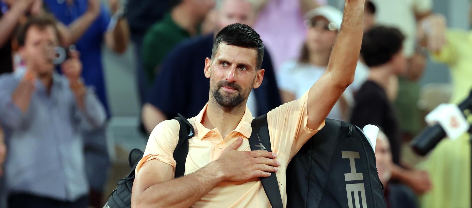 Novak Djokovic despidiéndose. 