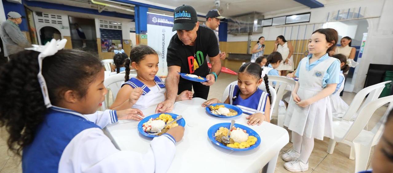 Alcalde Alejandro Char entrega alimentos a estudiantes. 