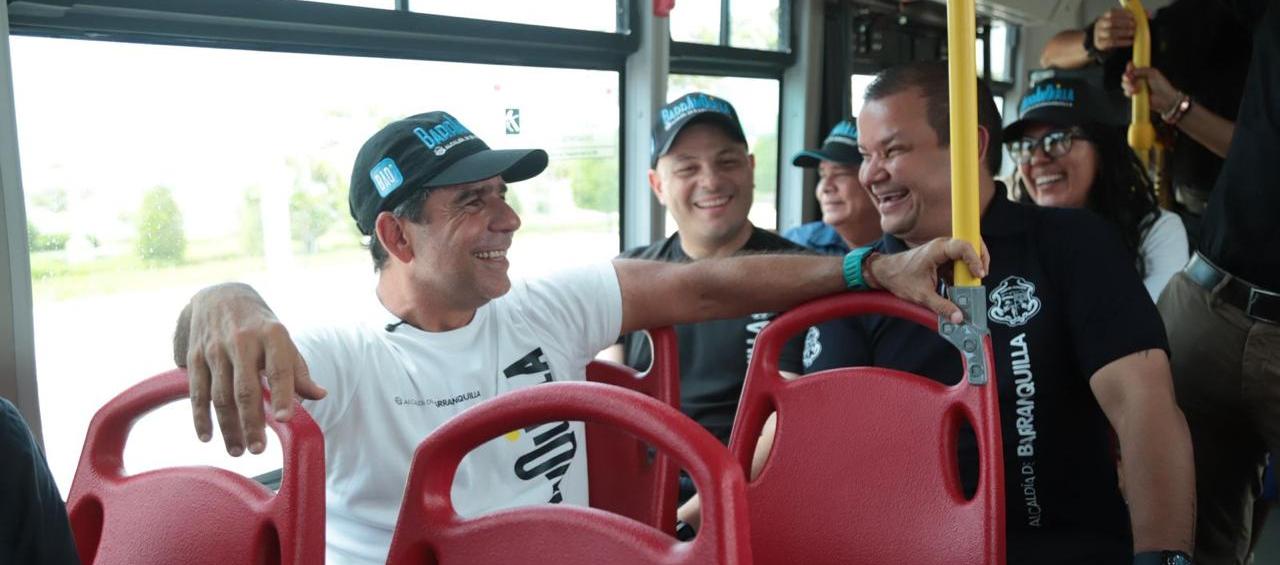 Alcalde Alejandro Char en la entrega de los nuevos buses. 