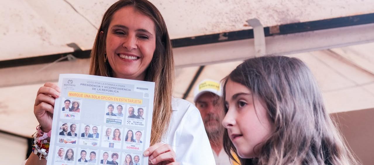 Paloma Valencia, candidata presidencial ejerciendo su derecho al voto en Bogotá. 