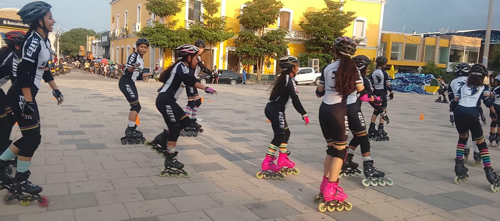 Patinadoras practican en la plaza del municipio.