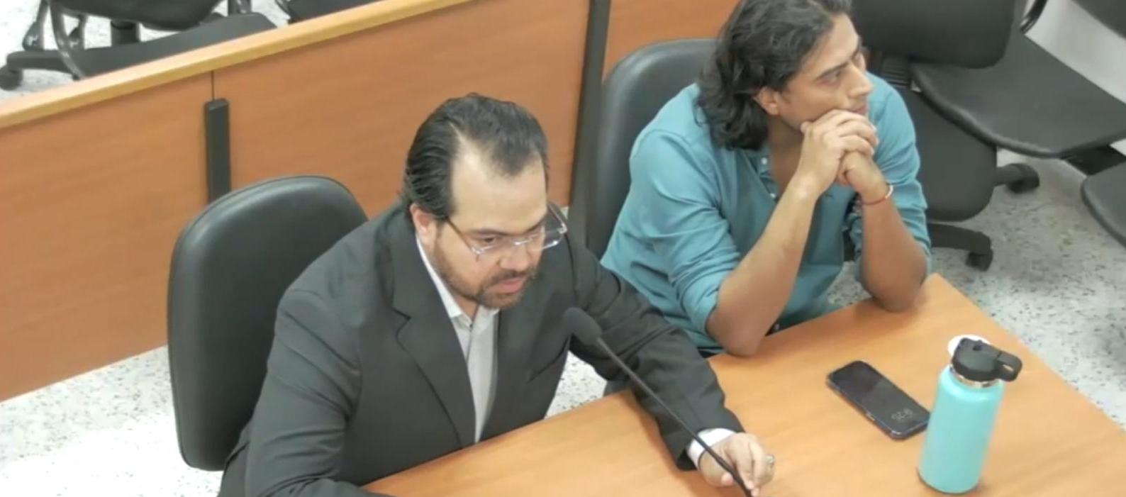 El abogado Alejandro Carranza y su cliente Nicolás Petro Burgos en un audiencia anterior. 