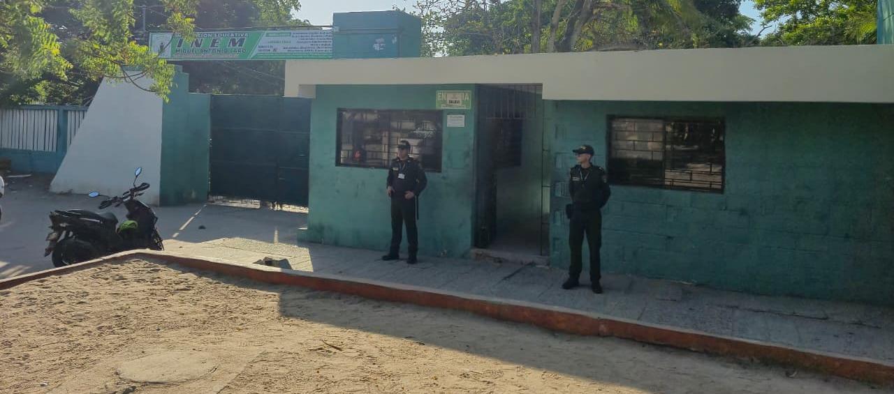 La Policía hace presencia en los colegios.