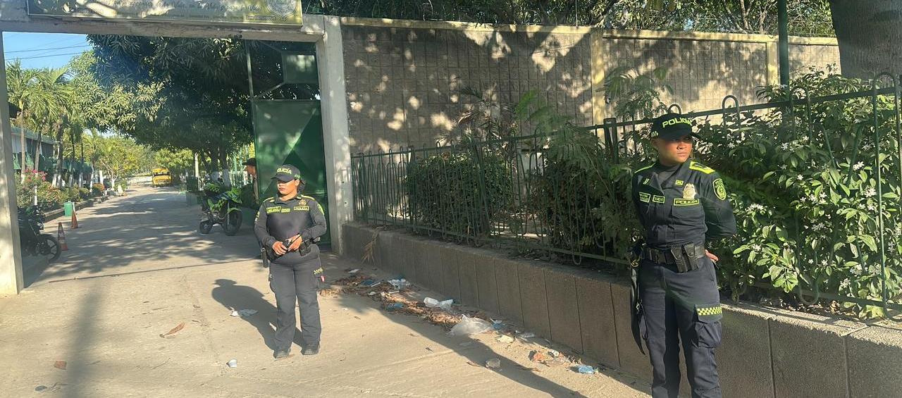 Policías en la entrada del colegio Itida, en Soledad. 
