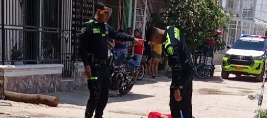La Policía en el lugar donde quedó el cuerpo de la víctima. 