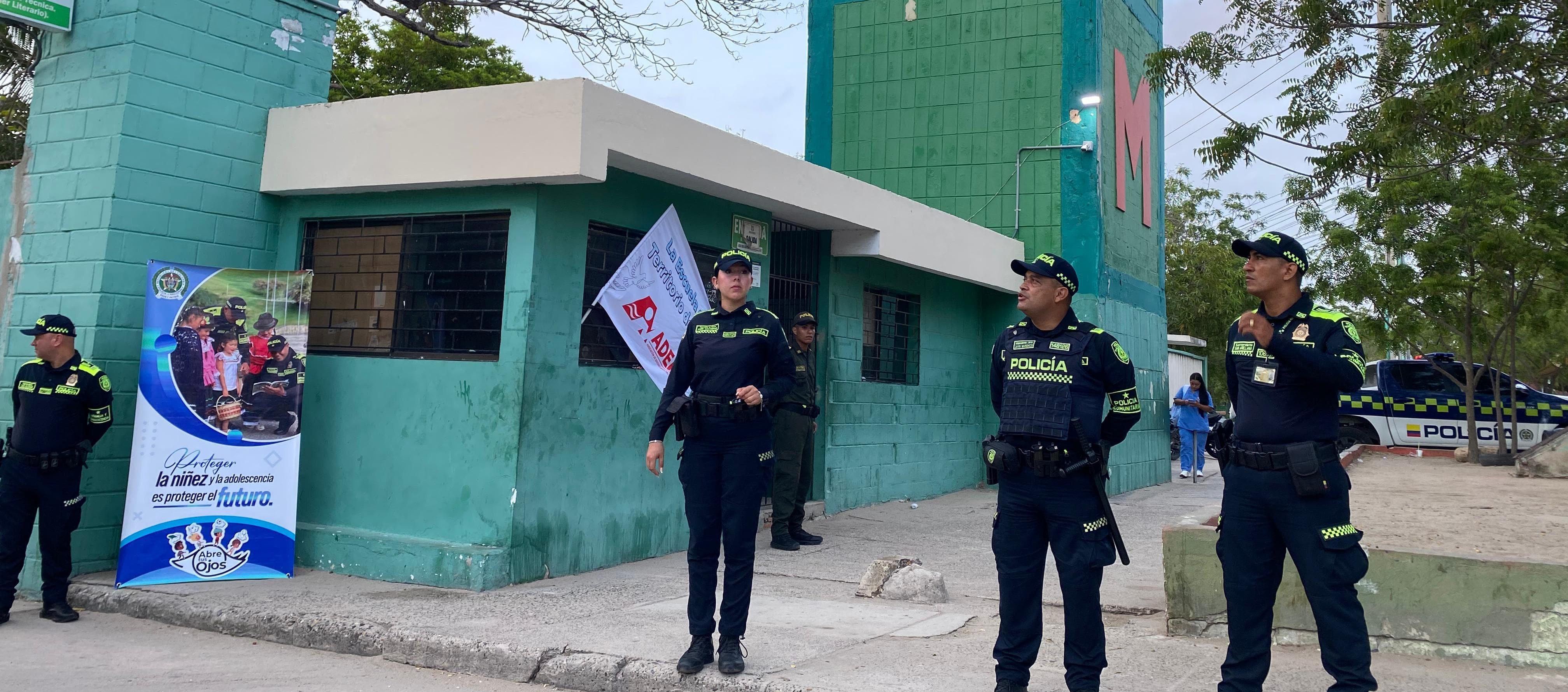 Policía continúa realizando acompañamiento a colegios en Soledad. 