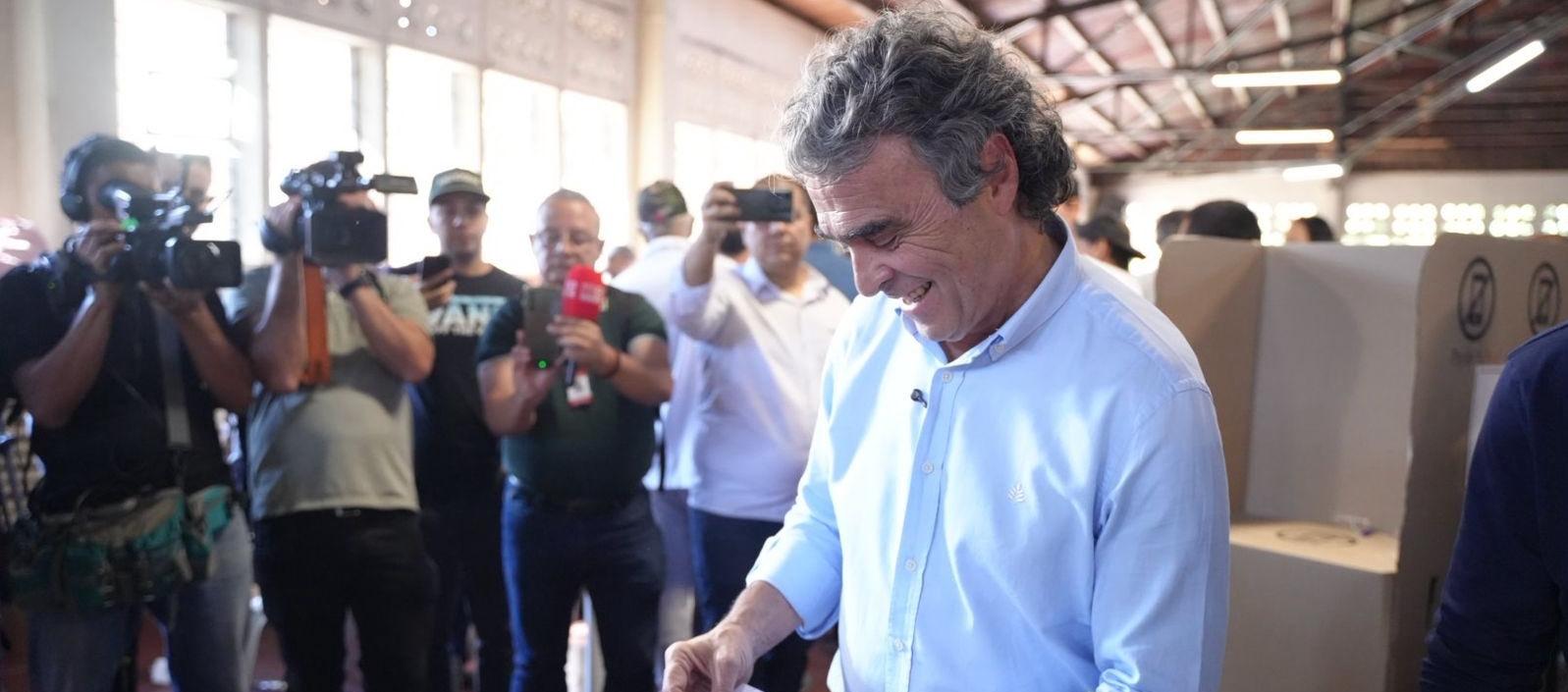 Sergio Fajardo votando este domingo. 