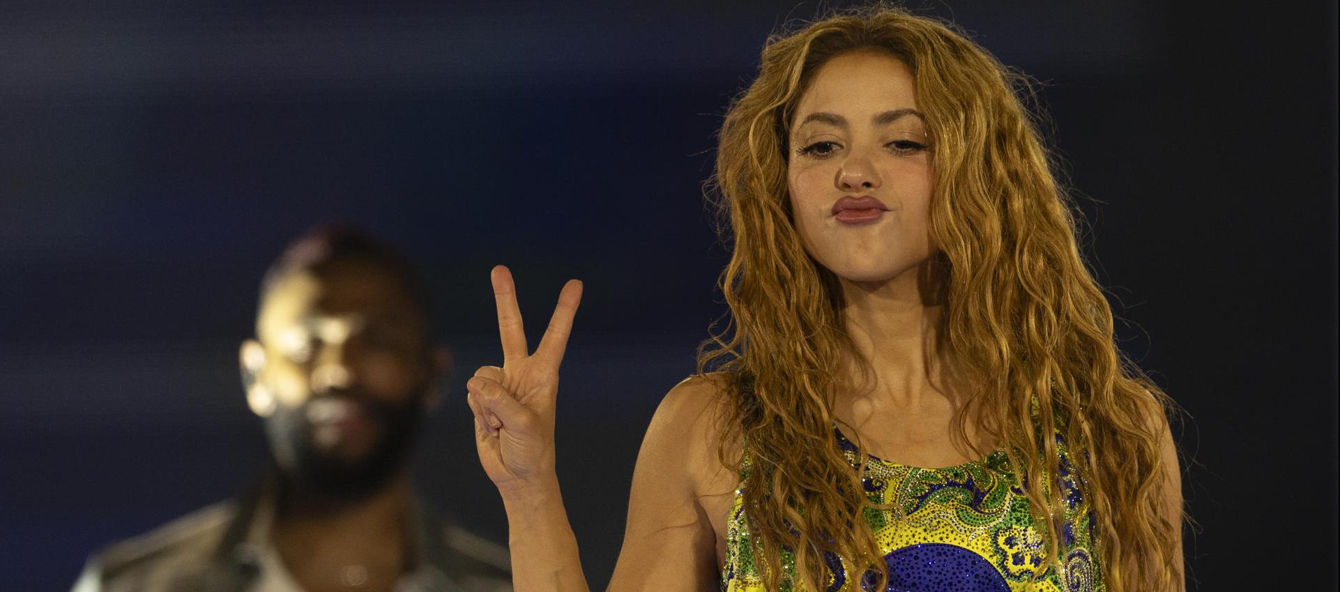 Shakira con una blusa que tiene la bandera de Brasil.