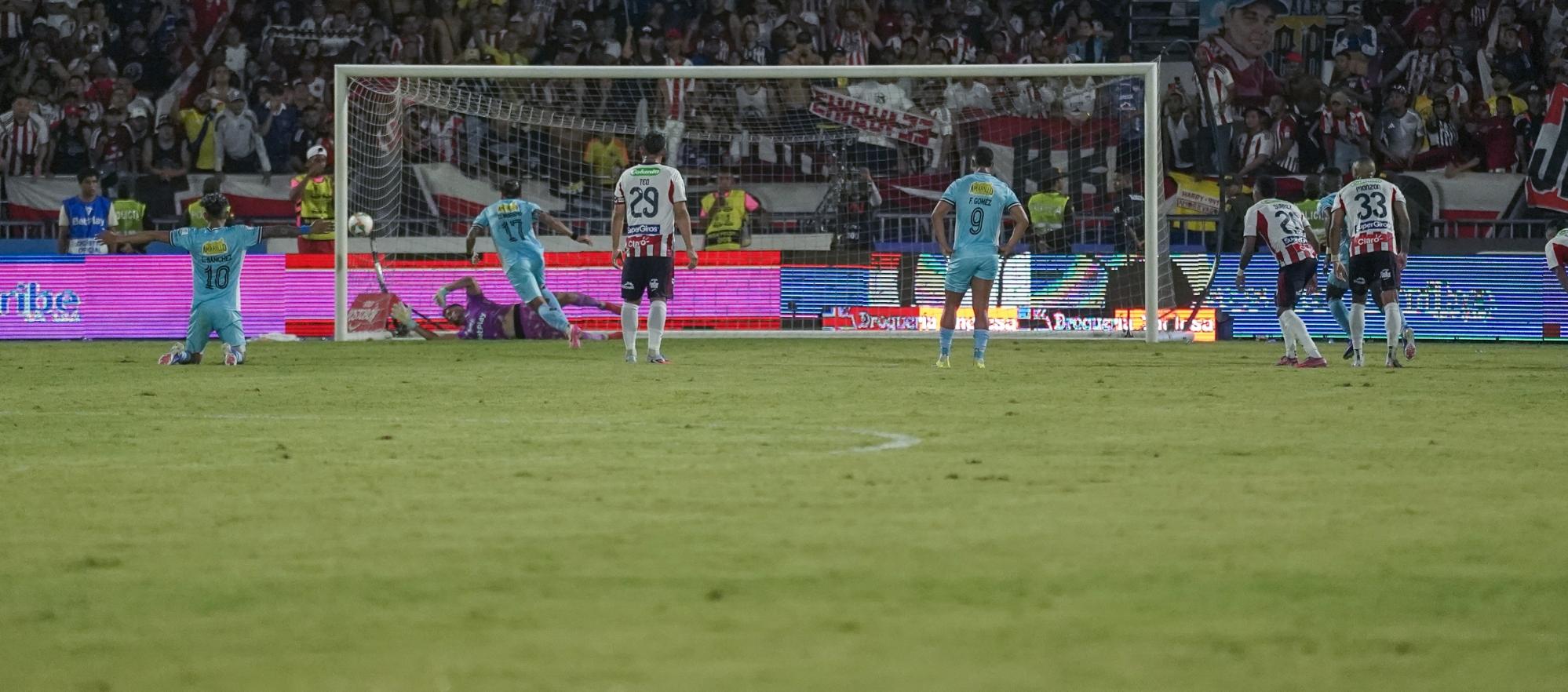 Momento del penal atajado por Silveira a Dayro Moreno.