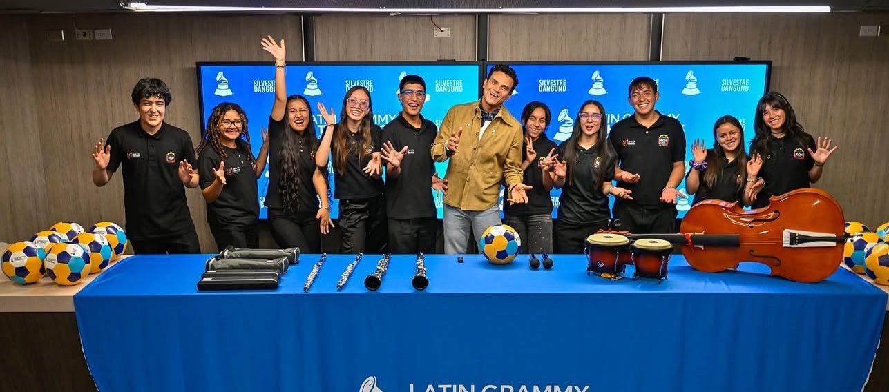 Silvestre Dangond donó instrumentos musicales.