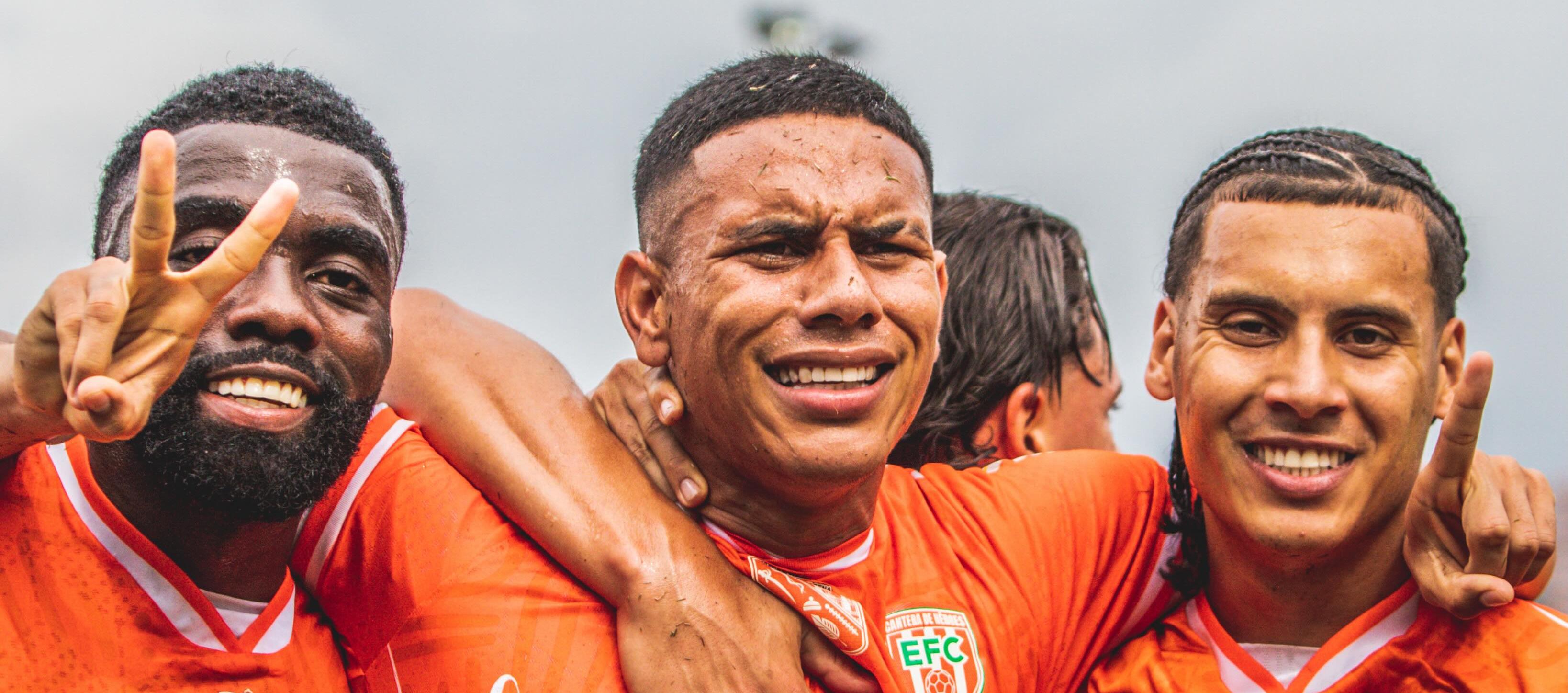 Stiwart Acuña (centro) celebrando el gol del local.