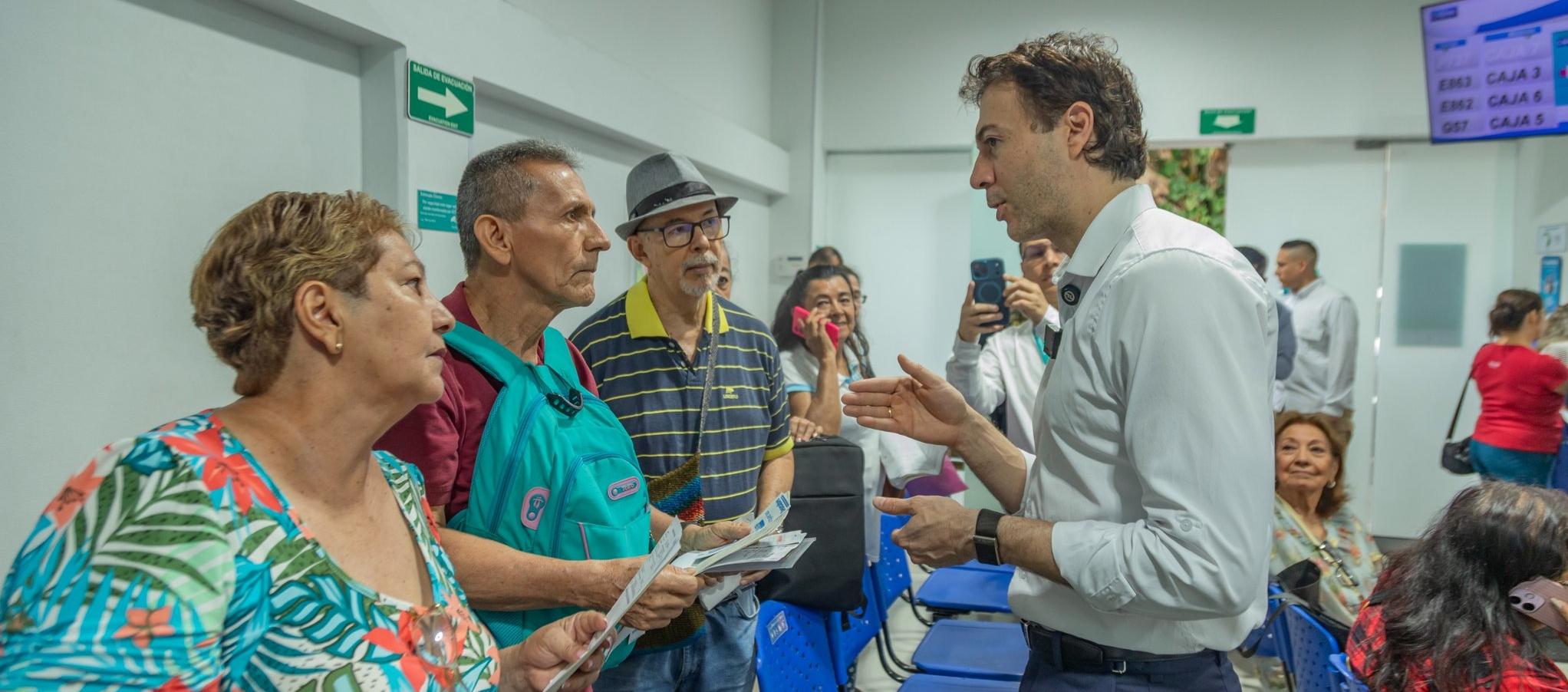 Superintendente Daniel Quintero durante la visita a dispensarios. 