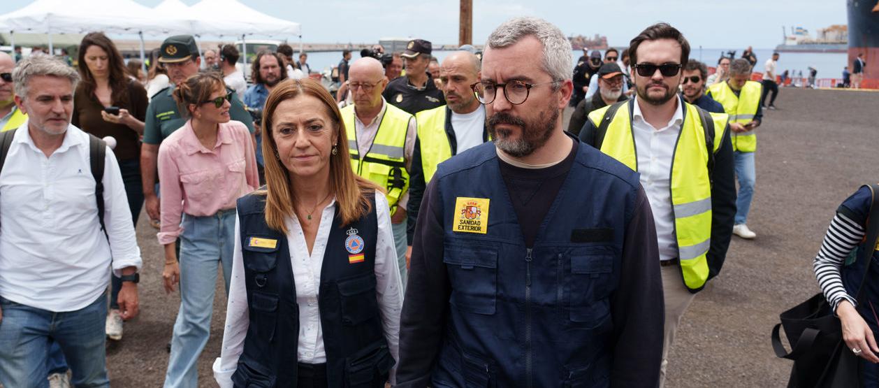 Responsables españoles de Protección Civil y de Sanidad visitan el puerto de Granadilla, en Tenerife, España.