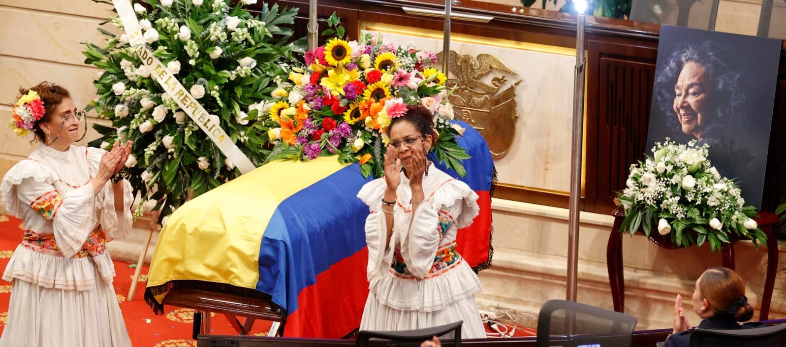 Integrantes de la agrupación musical 'Los Tambores de Totó' participan en un homenaje.