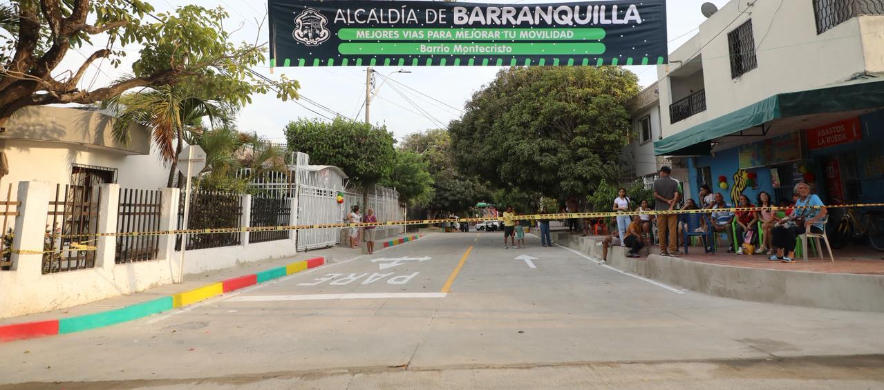Entrega de malla vial recuperada en el barrio Montecristo.