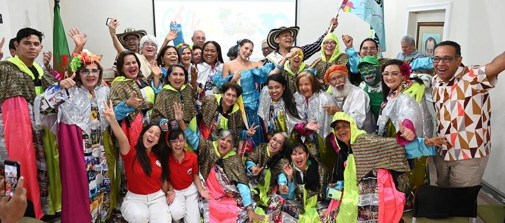 Miembros de la comparsa Chiva Periodística que se presentará en New York.