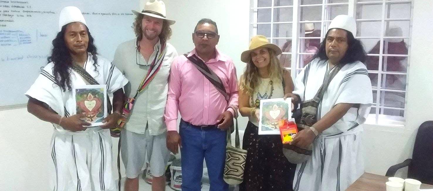 Julio Nieves, rector de la IED Tayrona de Bunkwimake, junto a miembros de la comunidad Aruhaca