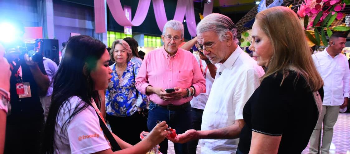 El gobernador del Atlántico, Eduardo Verano, junto a la primera gestora del departamento,Liliana Borrero, en la feria AMA 2026.