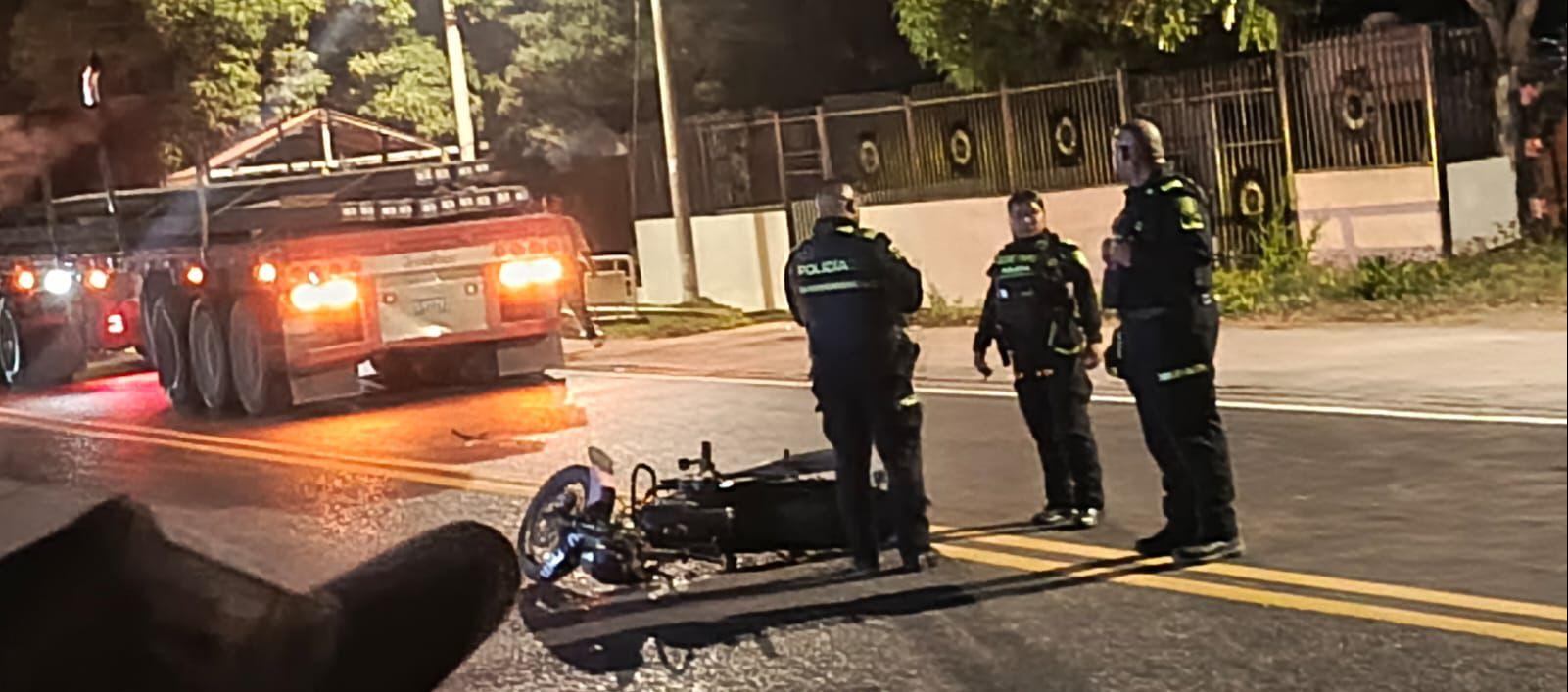 Muere motociclista al chocar contra tractocamión en jurisdicción de Santo Tomás 