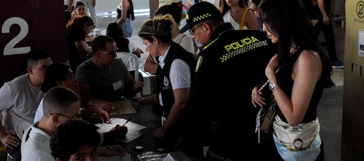 Puesto de votación en el CC Viva.