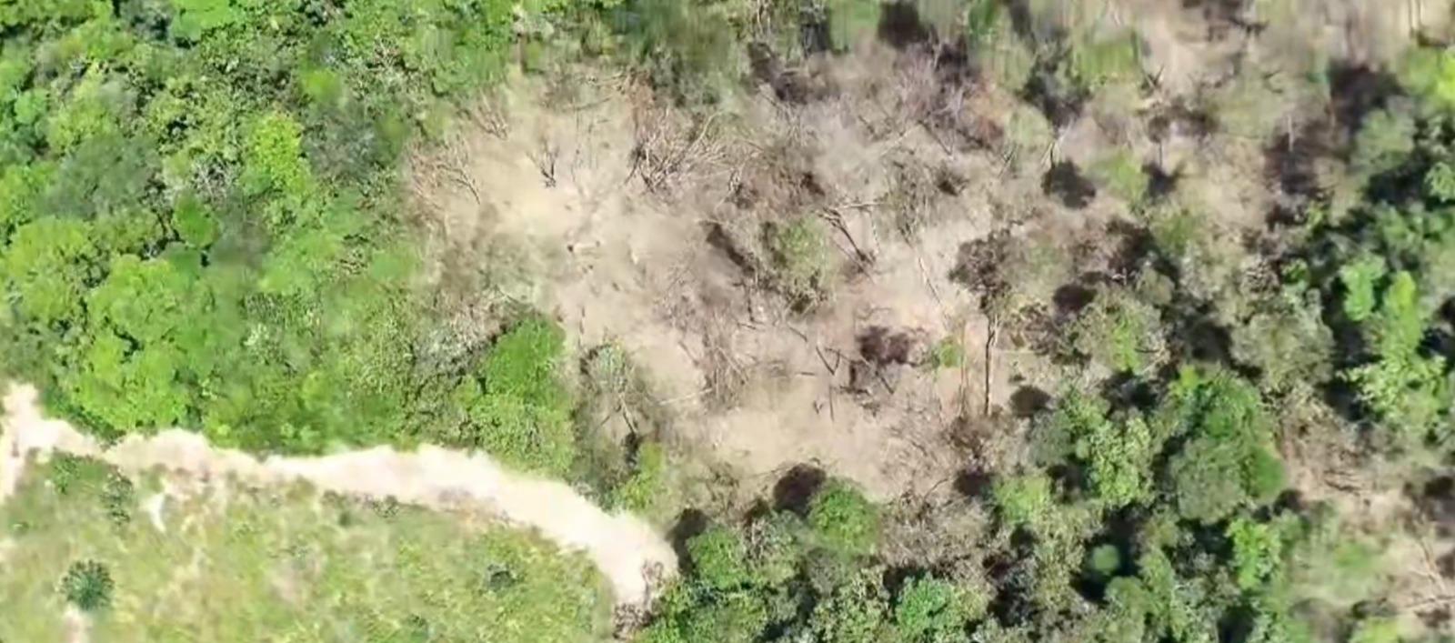 Zona bombardeada por las Fuerzas Militares.