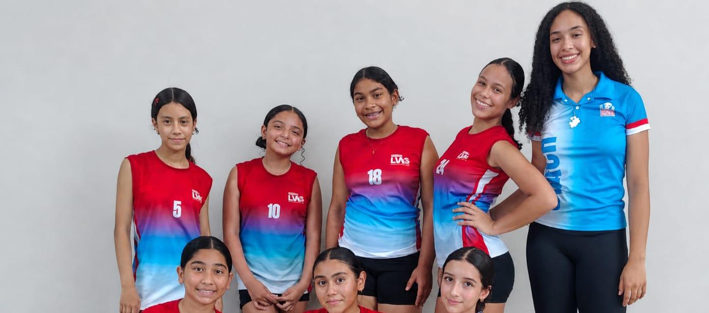 Equipo LVA B, categoría mini voley. Arriba: Mariana García, Ivanna Sierra, María Mercado, Alma Sofía Arango, Nicolle Vanegas, entrenadora, abajo; Sarah Acosta, Camila Beleño, María Vásquez.