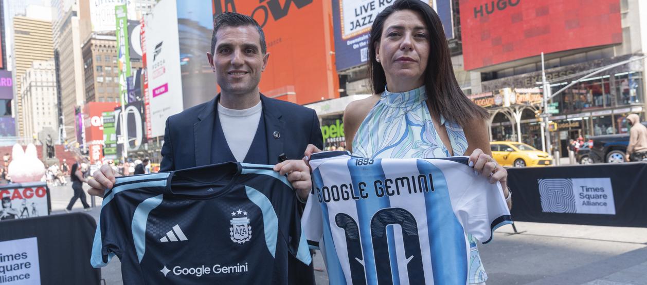 Leandro Petersen, director comercial de la AFA, y Flor Sabatini, directora de comunicaciones de Google Gemini.